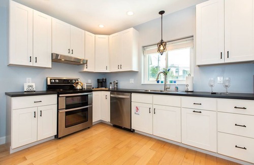 Admiral Estates Condominio | Charming 2-bedroom Cape Roc Condo with pool and only half block to the beach.