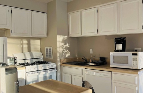 Annandale Condominio | Charming 2-bedroom condo with WiFi, AC in peaceful Annandale
