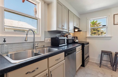 Galveston Cabaña | Charming 2-bedroom cottage in fabulous Galveston with AC