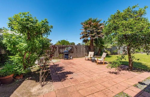 Galveston Cabaña | Charming 2-bedroom cottage in fabulous Galveston with AC