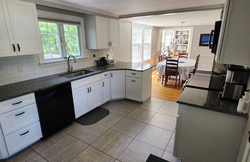 Kennebunk Casa | Charming 2 bedroom cottage in the historic part of Kennebunk sleeps 4.