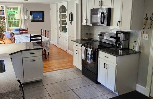 Kennebunk Casa | Charming 2 bedroom cottage in the historic part of Kennebunk sleeps 4.