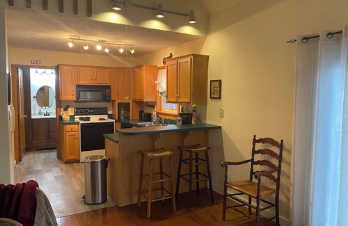 Bradford Cabaña | Charming 2-bedroom cottage with WiFi, AC in wonderful New Pekin
