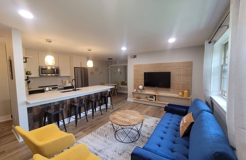 Carrboro Condominio | Charming 2-bedroom condo in welcoming Carrboro with fitness center, pool, Wi-Fi