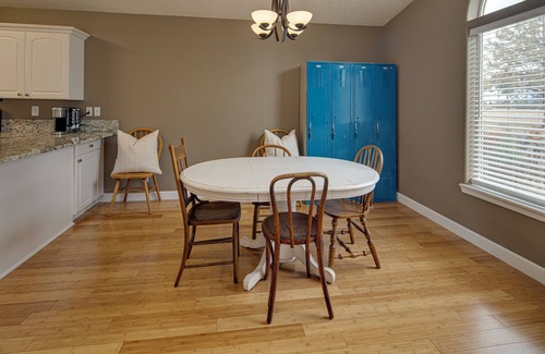 Sisters Condominio | Charming 2-bedroom condo walking distance from cozy & quaint downtown Sisters.