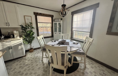 Franklin Cabaña | Charming 2-bedroom cottage in Franklin, NC in the Great Smoky Mountains
