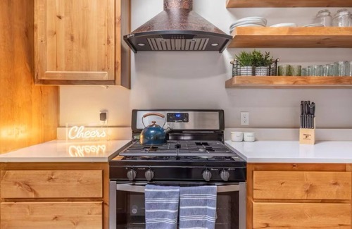 Mariposa Cabaña | Charming 2-bedroom cottage - walkable downtown Mariposa/31 miles to Yosemite