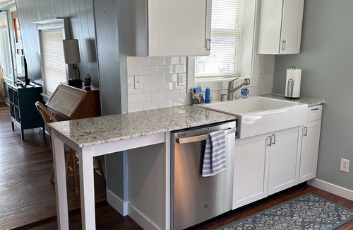 Town of Benton Cabaña | Charming 2-bedroom cottage on Seneca Lake, with WiFi, AC, level beach frontage