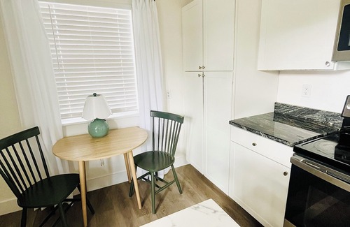 Park East Cabaña | Charming 2-bedroom cottage in brilliant downtown Sarasota with Wi-Fi, AC
