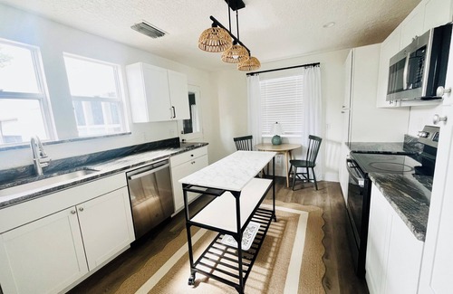 Park East Cabaña | Charming 2-bedroom cottage in brilliant downtown Sarasota with Wi-Fi, AC
