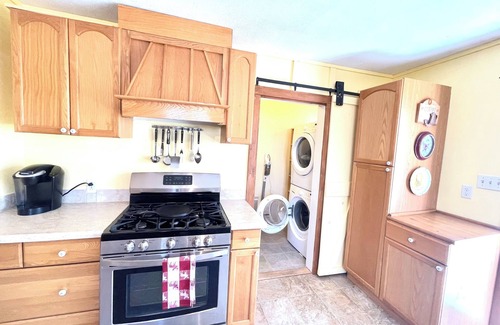West Harwich Cabaña | Charming 2-bedroom cottage in fabulous Harwich with WiFi, AC