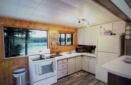 Elcho Cabaña | Charming 2-bedroom cottage lake property with two piers, kayaks and fire pit!