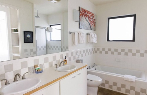 Kyle Hotel | Charming 2-bedroom cottage in the Texas Hill Country