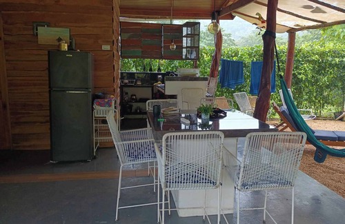 Cantón de Hojancha Cabina | Charming 2-bedroom cabin in beautiful Santa Marta with AC, WiFi
