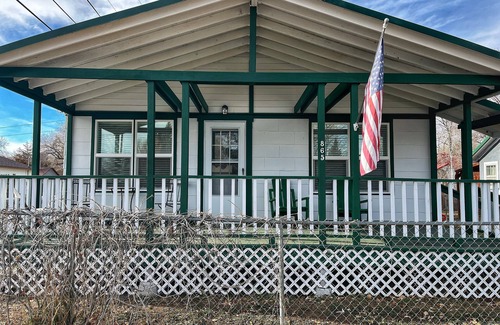 Lander Casa | Charming 2-bedroom dog friendly house in Lander