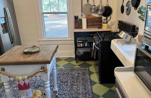 Walterboro Otro | Charming 2-bedroom farmhouse in Walterboro-pet friendly, lots of outdoor space