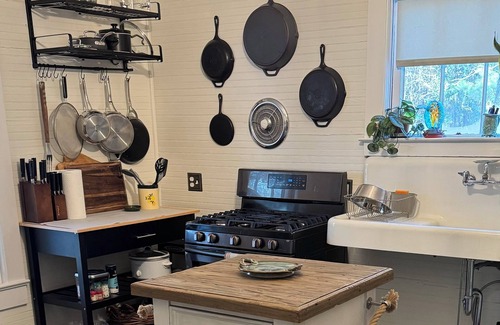 Walterboro Otro | Charming 2-bedroom farmhouse in Walterboro-pet friendly, lots of outdoor space
