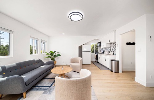 Alhambra Casa | Charming 2-Bedroom Family Home in LA/Great Location with Complimentary Parking!