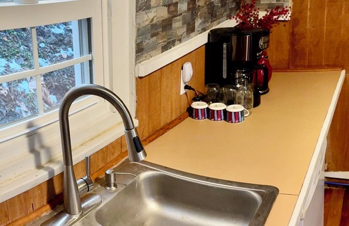 Hiltons Cabina | Charming 2-bedroom fishing cabin in brilliant Gate City with AC, WiFi