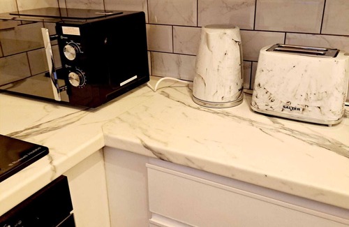 Leeds Casa | Charming 2-bedroom house in enchanting Belle Isle with free WiFi