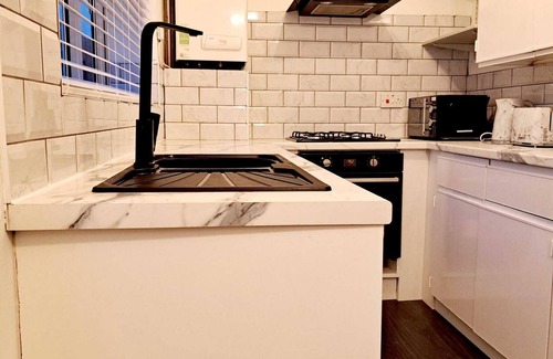 Leeds Casa | Charming 2-bedroom house in enchanting Belle Isle with free WiFi