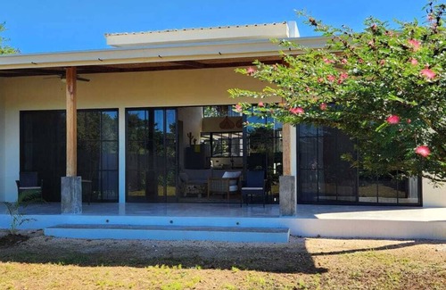 Paraíso Casa | Charming 2-bedroom house with WiFi, AC in serene Guanacaste Playa Negra, surf.