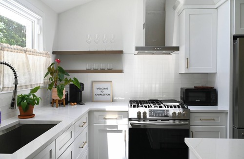 West Ashley Casa | Charming 2-bedroom house in beautiful Charleston with full kitchen, AC, patio