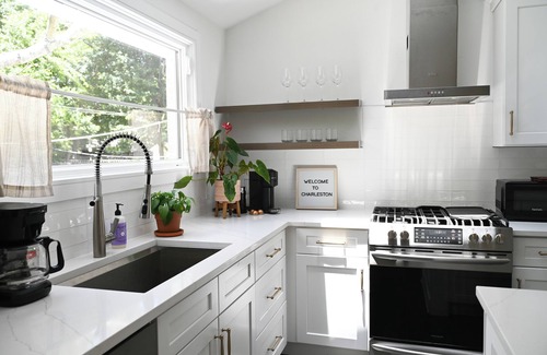 West Ashley Casa | Charming 2-bedroom house in beautiful Charleston with full kitchen, AC, patio