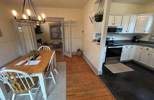 Beechmont Casa | Charming 2-bedroom house in brilliant Louisville