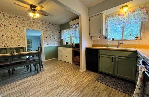 Monticello Casa | Charming 2-bedroom home with AC and Wifi, 2mi from Lake Cumberland in Monticello