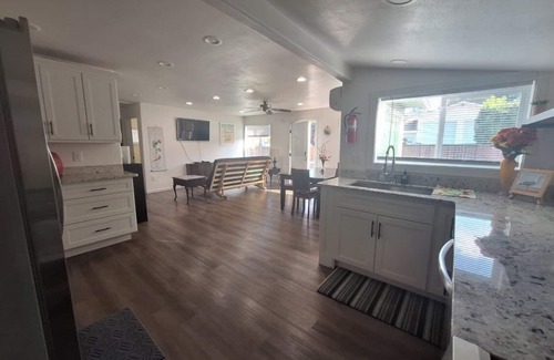 North Bend Casa | Charming 2-bedroom house with AC, WiFi in North Bend, pets ok, crabbing tools