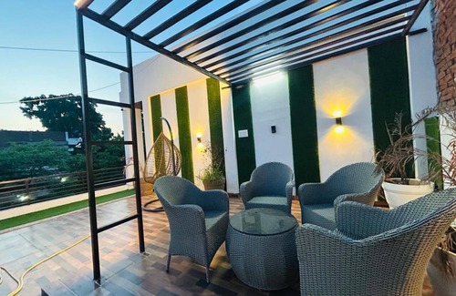 Allahabad Casa | Charming 2-bedroom house in welcoming Prayagraj with AC, WiFi On main road.