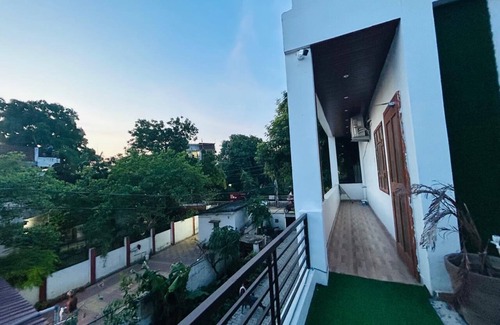 Allahabad Casa | Charming 2-bedroom house in welcoming Prayagraj with AC, WiFi On main road.