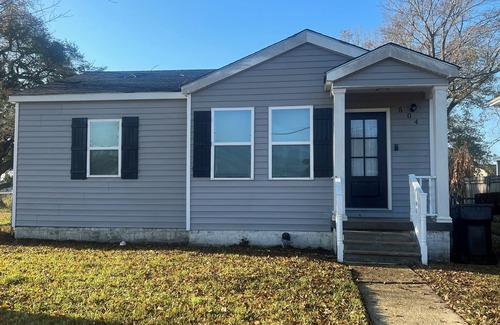 Chalmette Casa | Charming 2-bedroom house with WiFi, AC, Home Office,backyard in lovely Chalmette