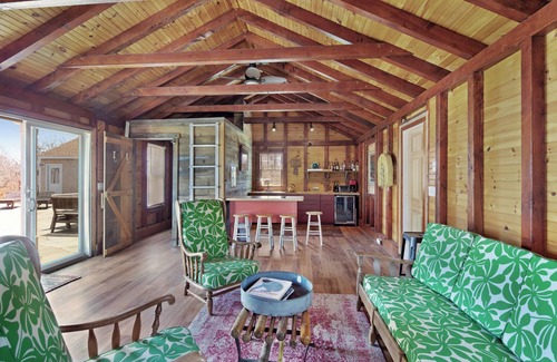 Edgartown Casa | Charming 2-bedroom house on Chappy with pool, Tennis, pickleball, WiFi and AC