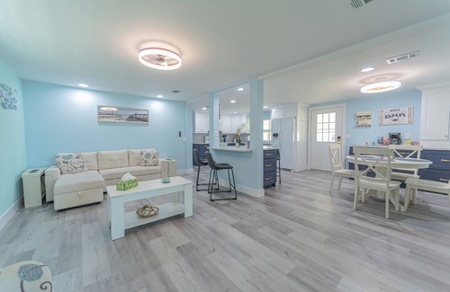 Edgewater Casa | Charming 2-bedroom house in Edgewater Florida boat ramp fishing pier and pool