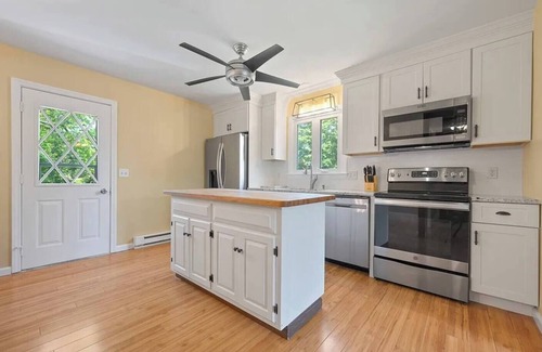 Waterbury Casa | Charming 2-bedroom house with WiFi, AC in lovely Waterbury/beautiful backyard