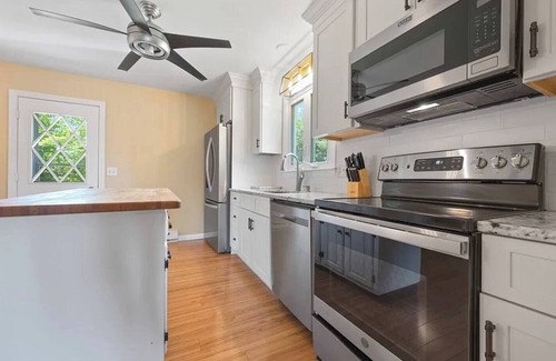 Waterbury Casa | Charming 2-bedroom house with WiFi, AC in lovely Waterbury/beautiful backyard
