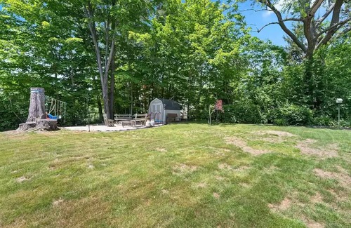 Waterbury Casa | Charming 2-bedroom house with WiFi, AC in lovely Waterbury/beautiful backyard