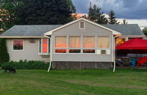 Williston South Casa | Charming 2-bedroom house close to the interstate with pond and WiFi in Williston