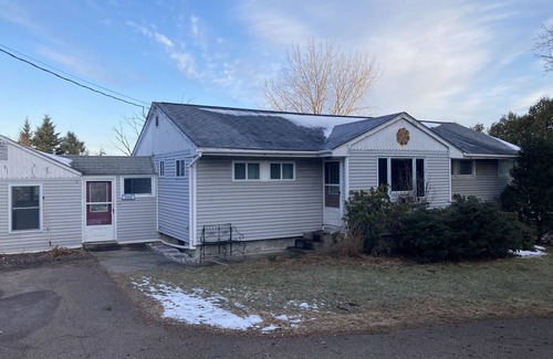 Williston South Casa | Charming 2-bedroom house close to the interstate with pond and WiFi in Williston