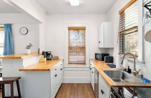 Downtown Casa | Charming 2-Bedroom Home Lakeland