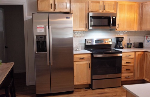 Marion Casa | Charming 2-bedroom home, Close to I-57 with Fast WiFi in welcoming Marion