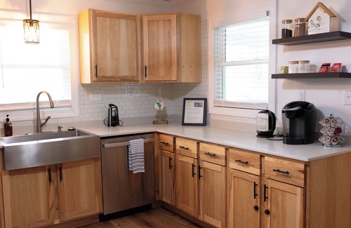 Marion Casa | Charming 2-bedroom home, Close to I-57 with Fast WiFi in welcoming Marion