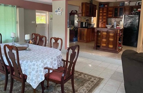 Armenia Casa | Charming 2-bedroom house with WiFi, AC in beautiful Belmopan