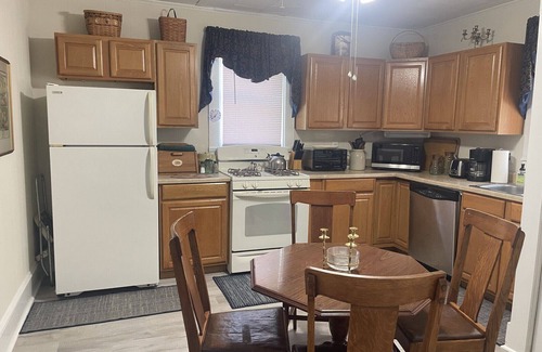 Abingdon Casa | Charming 2-bedroom house in Abingdon with a private backyard, grill and firepit.