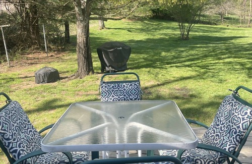 Abingdon Casa | Charming 2-bedroom house in Abingdon with a private backyard, grill and firepit.