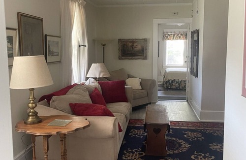 Abingdon Casa | Charming 2-bedroom house in Abingdon with a private backyard, grill and firepit.