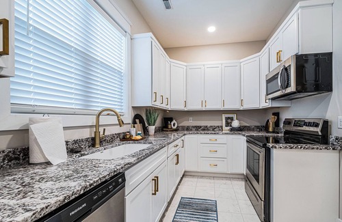 Franklin Casa | Charming 2-bedroom house newly updated in tranquil Franklin, walk to the square