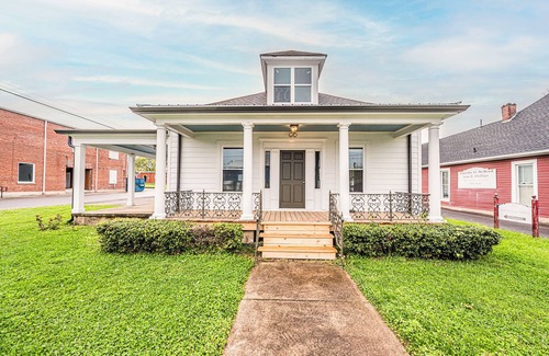 Franklin Casa | Charming 2-bedroom house newly updated in tranquil Franklin, walk to the square